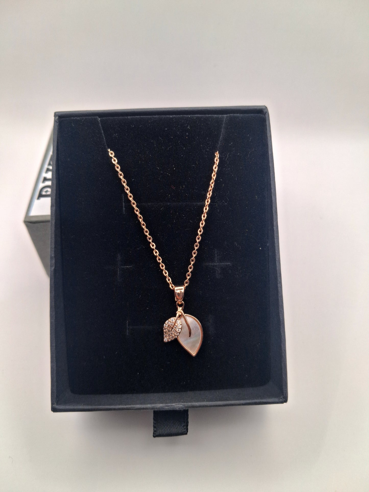 Elegant Rose Gold Leaf Pendant Necklace with White Stone – Minimalist Jewelry